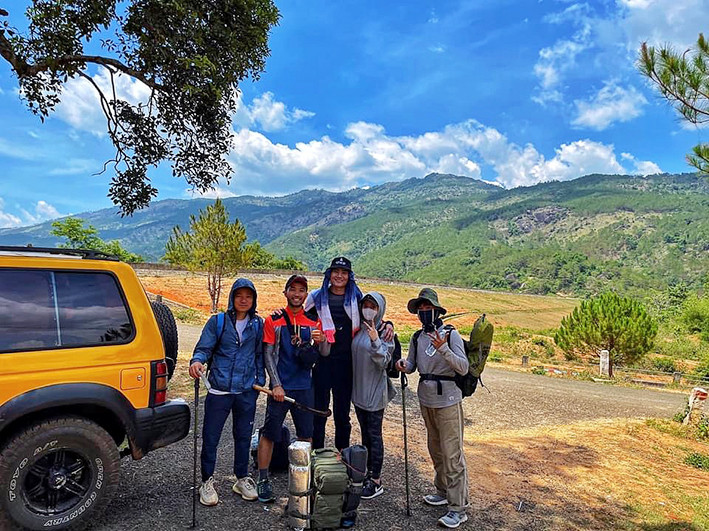 Anh Vũ Đức Thu Ân (thứ 2 từ trái qua) dẫn khách leo núi Chư Nâm. Ảnh nhân vật cung cấp