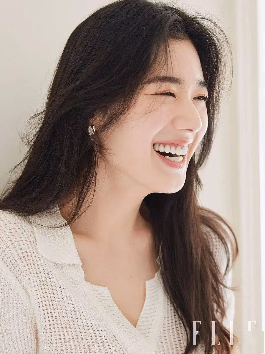 Jung Eun Chae khoe nhan sắc mười phân vẹn mười với nụ cười hút hồn.