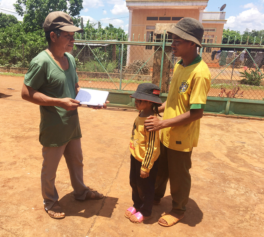  Là Bí thư Chi bộ làng Groi 1 ông Y Bứt (bìa trái) thường xuyên vận động bà con tham gia hiến máu tình nguyện. Ảnh: R'Ô HOK