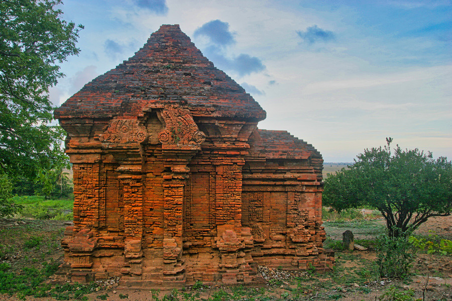 Ngôi tháp duy nhất còn lại ở cụm phía bắc - ẢNH: NAM HOA Ngôi tháp duy nhất còn lại ở cụm phía bắc - ẢNH: NAM HOA