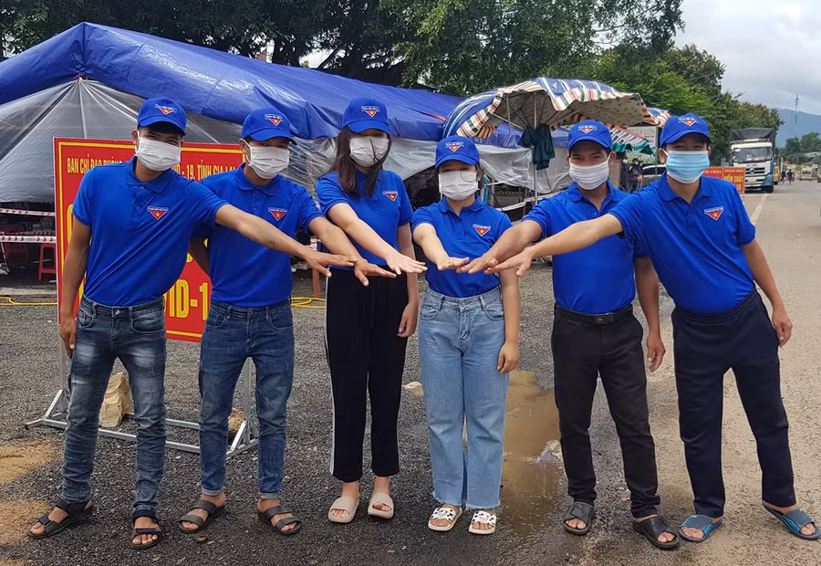 Chị Phạm Thị Thu Thảo (thứ 3 từ trái sang) cùng đoàn viên, thanh niên huyện Chư Pưh tích cực đi đầu trong công tác phòng-chống dịch. Ảnh: Trần Dung Chị Phạm Thị Thu Thảo (thứ 3 từ trái sang) cùng đoàn viên, thanh niên huyện Chư Pưh tích cực đi đầu trong công tác phòng-chống dịch. Ảnh: T.D