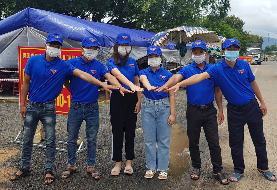 Chị Phạm Thị Thu Thảo (thứ 3 từ trái sang) cùng đoàn viên, thanh niên huyện Chư Pưh tích cực đi đầu trong công tác phòng-chống dịch. Ảnh: Trần Dung Chị Phạm Thị Thu Thảo (thứ 3 từ trái sang) cùng đoàn viên, thanh niên huyện Chư Pưh tích cực đi đầu trong công tác phòng-chống dịch. Ảnh: T.D