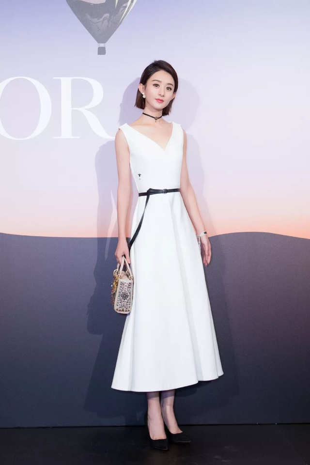 Triệu Lệ Dĩnh sang trọng, thanh lịch với váy trắng dáng xòe tạo điểm nhấn quanh eo bằng dây thắt lưng giúp cô nàng khoe vòng eo con kiến mà vẫn quyến rũ gợi cảm.