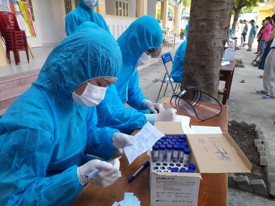 Liên quan đến các ca mắc vừa phát hiện, Đà Nẵng tiếp tục lấy mẫu xét nghiệm Covid-19 cho các trường hợp liên quan. Ảnh: AN DY