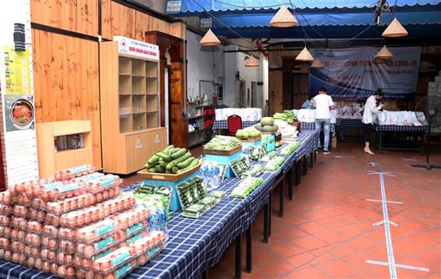 Siêu thị 0 đồng tổ chức vào các ngày thứ 2,4,6 hằng tuần, cung cấp miễn phí lương thực, nhu yếu phẩm cho người nghèo trên địa bàn. (Ảnh: Xuân Khu/TTXVN)