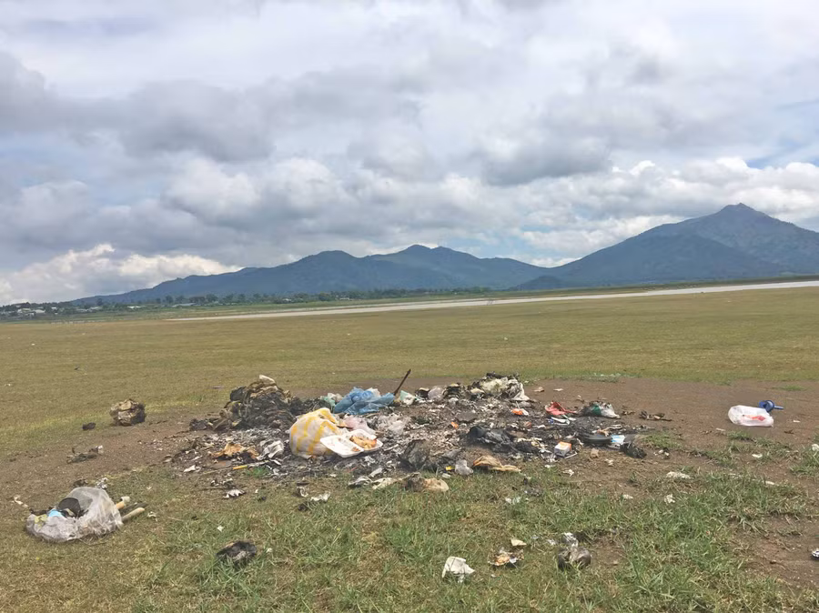 Lượng rác thải chất chứa thành đống được đốt nham nhở bỏ la liệt tại bãi bồi Tiên Sơn.Ảnh-R.H