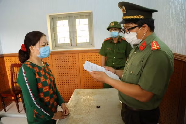 Cơ quan An ninh điều tra Công an tỉnh Ninh Thuận đọc lệnh bắt giữ đối với Quân - Ảnh: C.T.V