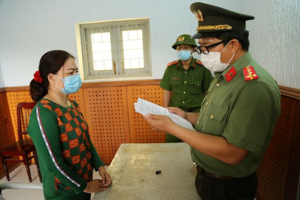 Cơ quan An ninh điều tra Công an tỉnh Ninh Thuận đọc lệnh bắt giữ đối với Quân - Ảnh: C.T.V Cơ quan An ninh điều tra Công an tỉnh Ninh Thuận đọc lệnh bắt giữ đối với Quân - Ảnh: C.T.V