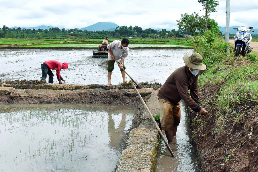 Bà con làng Sao Đúp nạo vét kênh mương thủy lợi Ia Pơ Tâu chuẩn bị cho sản xuất vụ mùa.