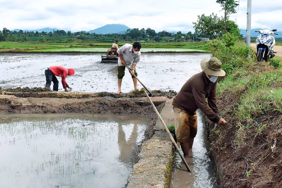Bà con làng Sao Đúp nạo vét kênh mương thủy lợi Ia Pơ Tâu chuẩn bị cho sản xuất vụ mùa.