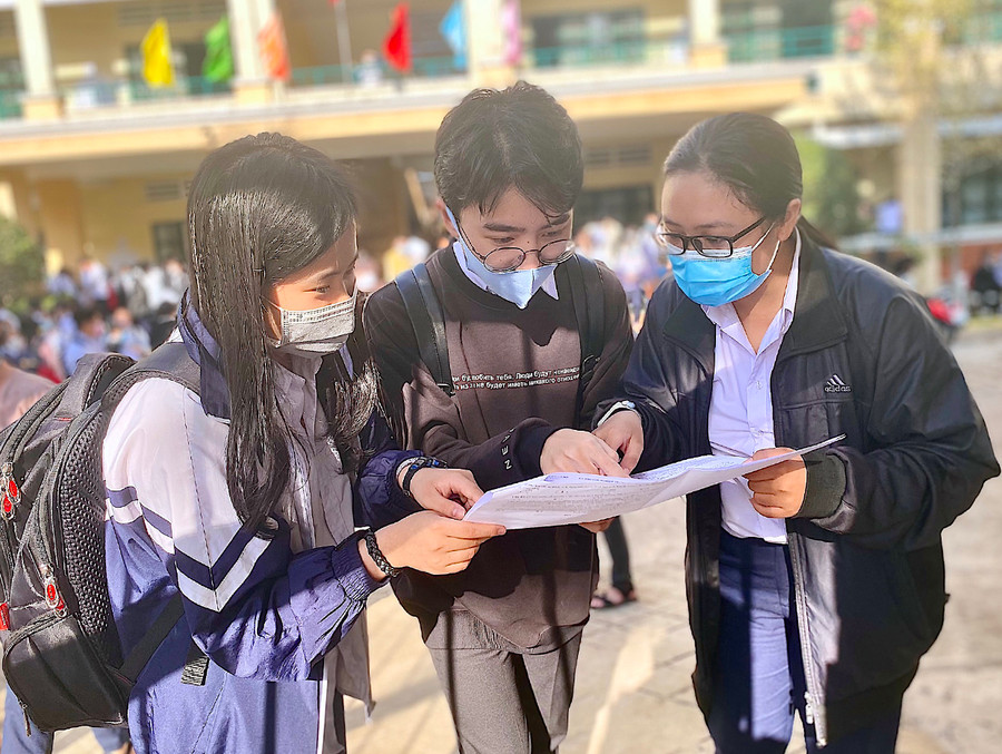 Thí sinh Nguyễn Thị Quý Thương-điểm thi Trường THPT Lê Lợi, TP. Pleiku (bìa trái) trao đổi với các bạn về bài thi Toán. Ảnh: Hồng Thi