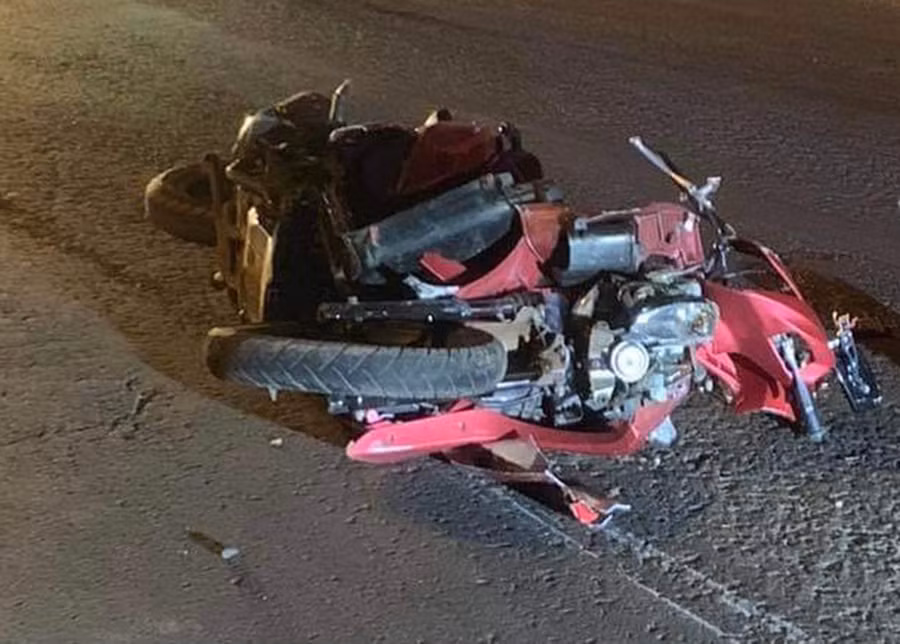 Chiếc xe máy bị biến dạng sau vụ tai nạn. Ảnh: Thanh Xuyên