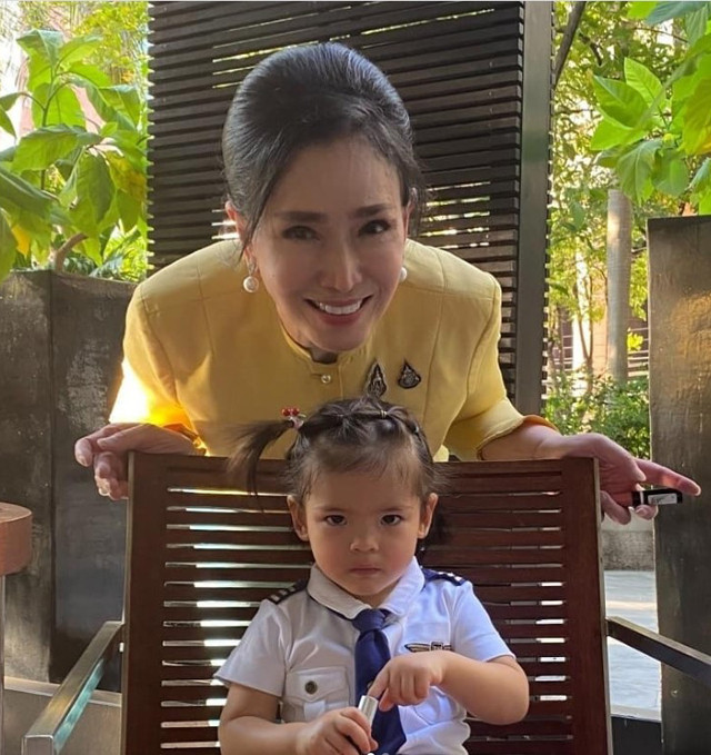 Hình ảnh chụp cùng cháu gái được bà Apasra mới đăng tải trên trang cá nhân. (Ảnh: Instagram nhân vật)