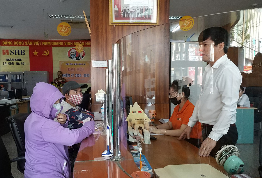 SHB Gia Lai đang triển khai chính sách giảm lãi suất đối với dư nợ hiện hữu, góp phần hỗ trợ khách hàng vượt qua khó khăn. Ảnh: Sơn Ca SHB Gia Lai đang khân trương triển khai chính sách giảm lãi suất đối với dư nợ hiện hữu, góp phần hỗ trợ khách hàng vượt qua khó khăn. Ảnh: Sơn Ca