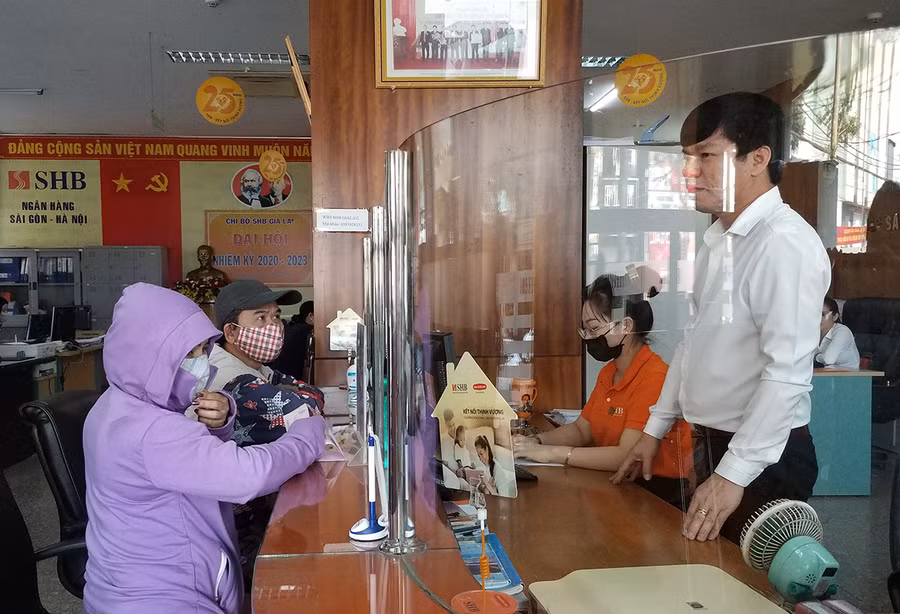  SHB Gia Lai đang khân trương triển khai chính sách giảm lãi suất đối với dư nợ hiện hữu, góp phần hỗ trợ khách hàng vượt qua khó khăn. Ảnh: Sơn Ca