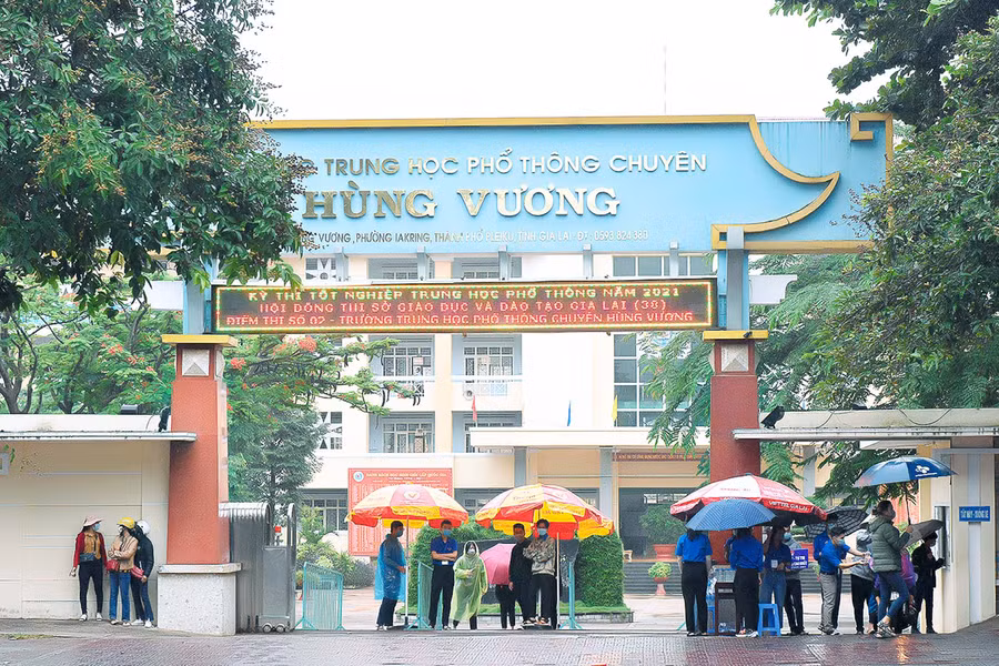 Tại điểm thi Trường THPT chuyên Hùng Vương, lực lượng thanh niên tình nguyện và đoàn viên của trường đã có mặt từ sớm để chuẩn bị đón thí sinh. Ảnh: Đức Thụy