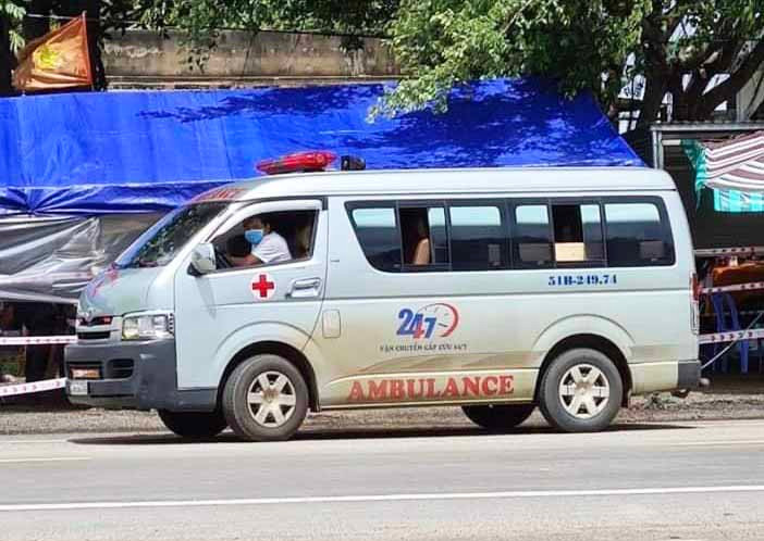 Xe cứu thương chở thi thể ông Đ.V.T. (thôn Thắng Lợi 1, xã Ia Sol, huyện Phú Thiện) về quê an táng. Ảnh: Vũ Chi