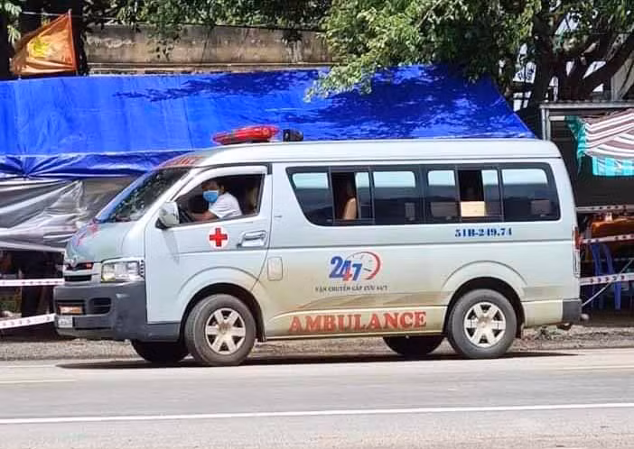 Xe cứu thương chở thi thể ông Đ.V.T. (thôn Thắng Lợi 1, xã Ia Sol, huyện Phú Thiện) về quê an táng. Ảnh: Vũ Chi