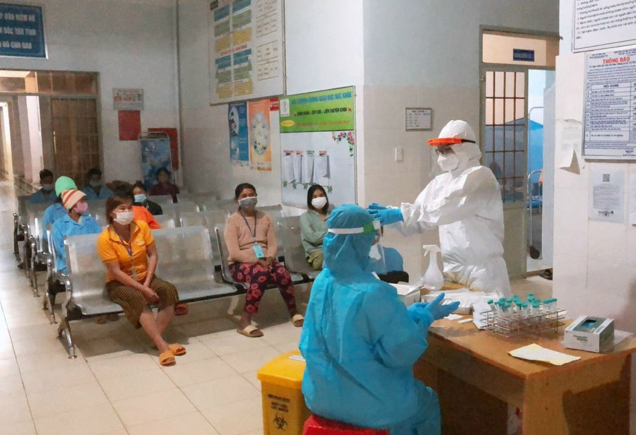 Lực lượng y tế lấy mẫu xét nghiệm các trường hợp liên quan tới bệnh nhân Covid-19 thứ 6 tại Đắk Lắk. ẢNH: SỞ Y TẾ ĐẮK LẮK