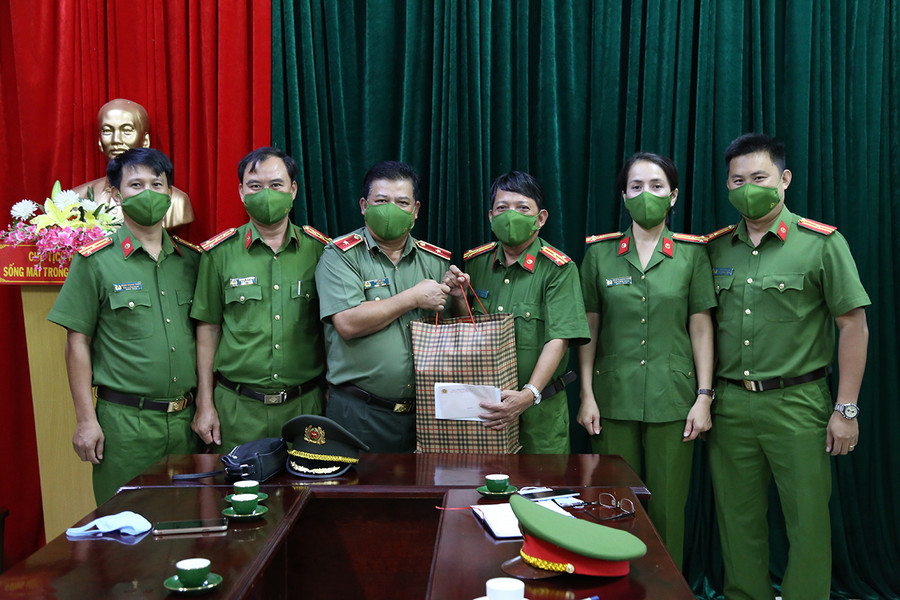 Thiếu tướng Rah Lan Lâm-Ủy viên Ban Thường vụ Tỉnh ủy, Giám đốc Công an tỉnh thưởng nóng cho cán bộ, chiến sĩ Phòng Cảnh sát điều tra tội phạm về ma túy. Ảnh: Thúy Trinh Thiếu tướng Rah Lan Lâm-Ủy viên Ban Thường vụ Tỉnh ủy, Giám đốc Công an tỉnh thưởng nóng cho cán bộ, chiến sĩ Phòng Cảnh sát điều tra tội phạm về ma túy, Công an tỉnh Gia Lai. Ảnh: Thúy Trinh