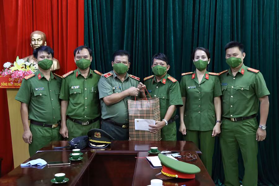 Thiếu tướng Rah Lan Lâm-Ủy viên Ban Thường vụ Tỉnh ủy, Giám đốc Công an tỉnh thưởng nóng cho cán bộ, chiến sĩ Phòng Cảnh sát điều tra tội phạm về ma túy, Công an tỉnh Gia Lai. Ảnh: Thúy Trinh 