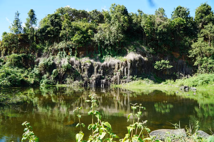 Một bãi đá bazan cột cách chân cầu Nước Pít khoảng 500m. Ảnh N.Q.T