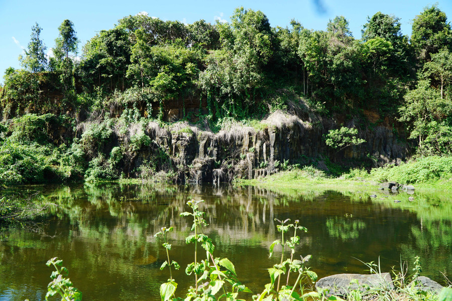 Một bãi đá bazan cột cách chân cầu Nước Pít khoảng 500m. Ảnh N.Q.T