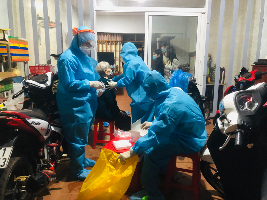 Lực lượng chức năng tỉnh Đắk Nông truy vết lấy mẫu xét nghiệm cho người dân tối 23.7. ẢNH: THANH QUÂN Lực lượng chức năng tỉnh Đắk Nông truy vết lấy mẫu xét nghiệm cho người dân tối 23.7. ẢNH: THANH QUÂN