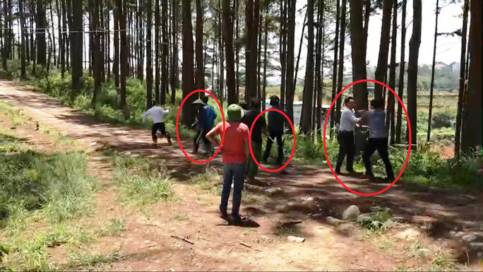 Nhóm đối tượng hành hung, chống người thi hành công vụ. Ảnh cắt từ clip.