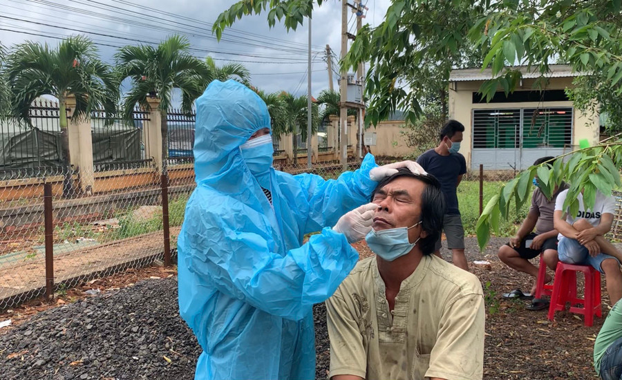 Lực lượng y tế tỉnh Đắk Nông lấy mẫu xét nghiệm test nhanh kháng nguyên cho người dân. ẢNH: THANH QUÂN