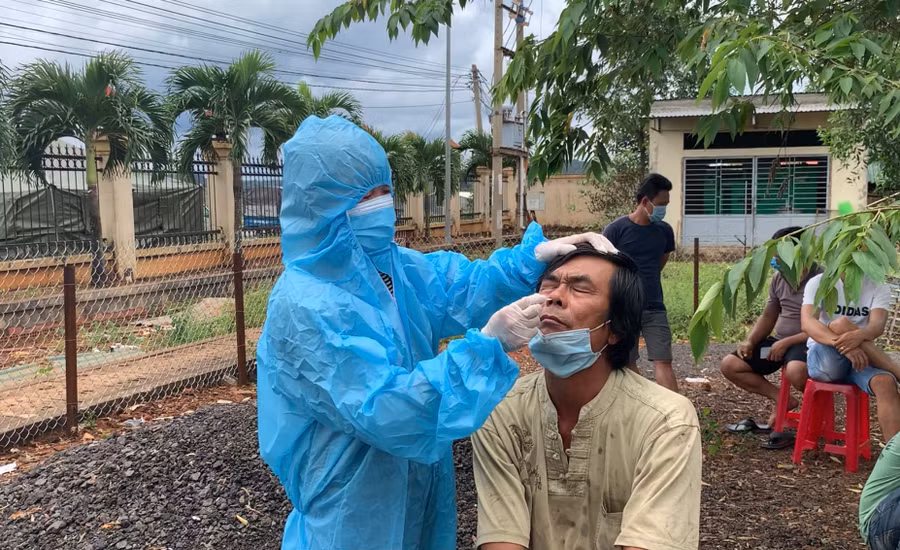 Lực lượng y tế tỉnh Đắk Nông lấy mẫu xét nghiệm test nhanh kháng nguyên cho người dân. ẢNH: THANH QUÂN