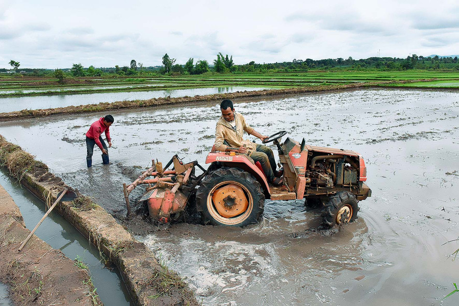 Đưa máy móc vào sản xuất trên cánh đồng Ia Pơ Tâu nhằm đẩy nhanh tiến độ gieo trồng.