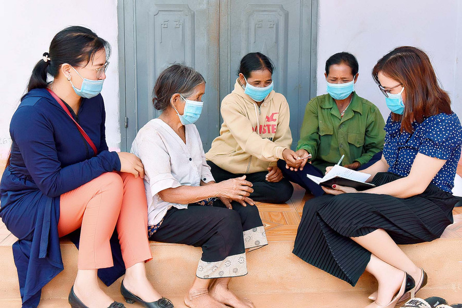 8.Chị em, phụ nữ làng Nhă (xã Ia Blang) đóng góp quỹ hỗ trợ hội viên nghèo. 