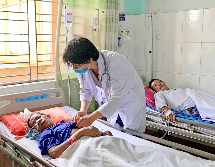 Bác sĩ Khoa Lão (Bệnh viện Đa khoa tỉnh) thăm khám cho bệnh nhân. Ảnh: Như Nguyện