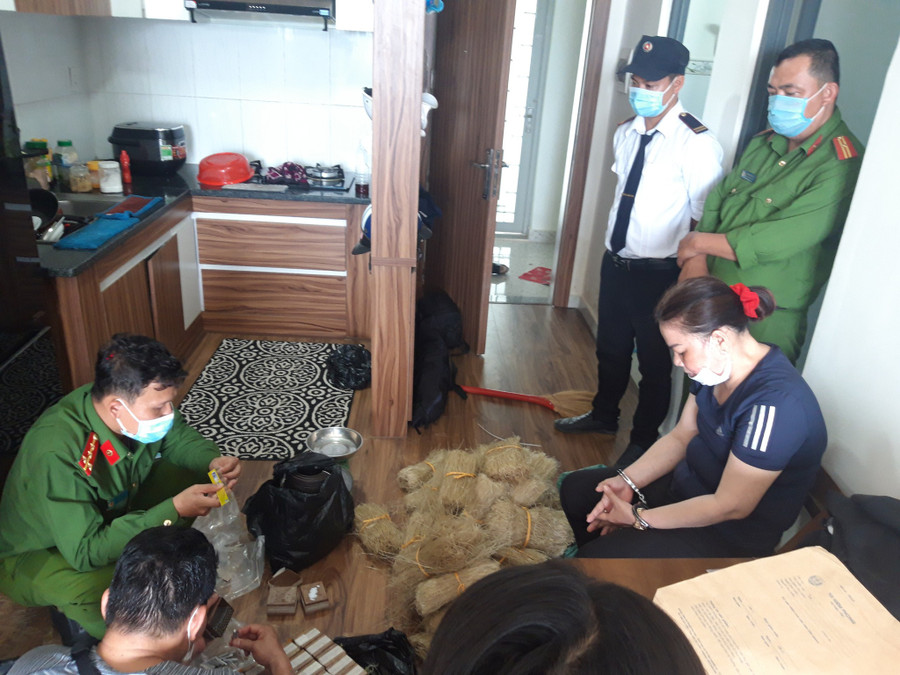 Cơ quan chức năng khám xét nhà ở của Quân (áo xanh, ngồi ngoài cùng bên phải) - Ảnh: CTV Cơ quan chức năng khám xét nhà ở của Quân (áo xanh, ngồi ngoài cùng bên phải) - Ảnh: CTV