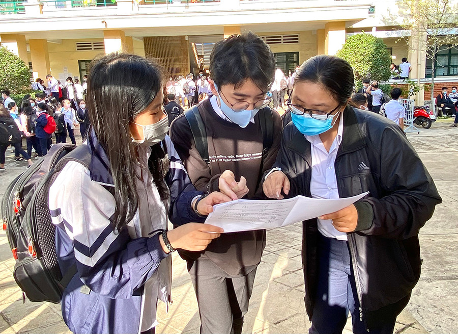  Thí sinh trao đổi về bài thi tốt nghiệp THPT năm 2021. Ảnh: Mộc Trà