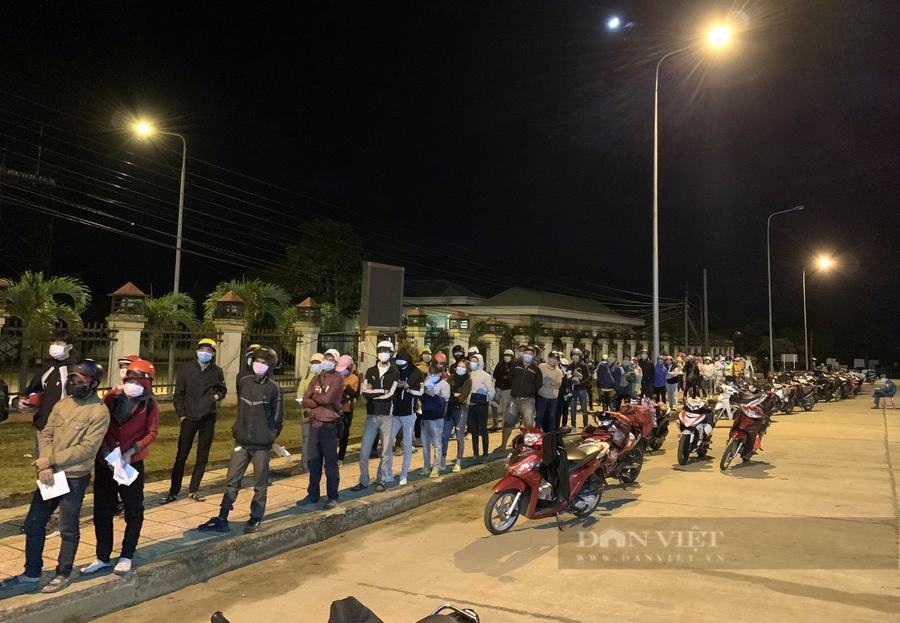 Đoàn người xếp hàng để làm thủ tục kiểm tra thân nhiệt, khai báo y tế... tại chốt kiểm dịch Cai Chanh. (Ảnh: N.G)