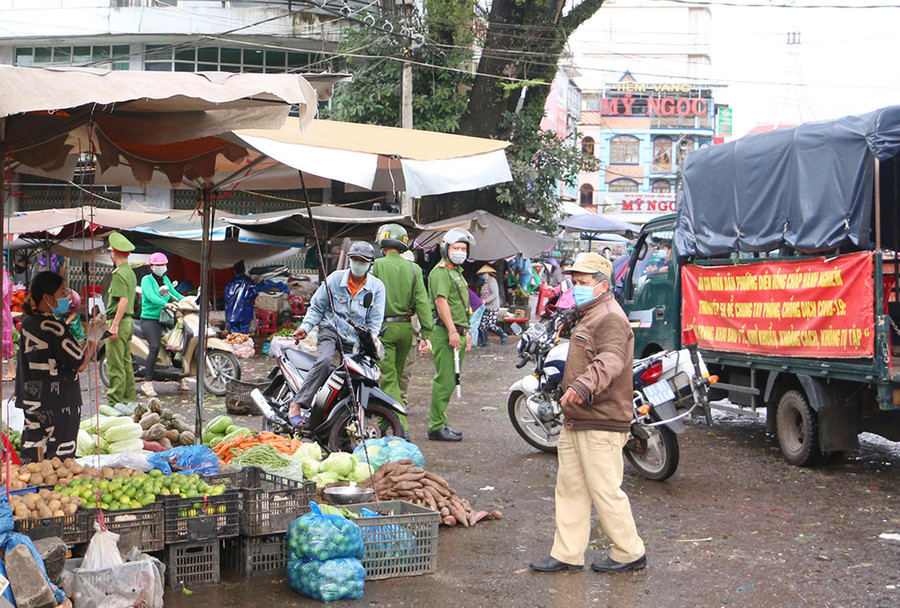 Lực lượng chức năng phường Diên Hồng (TP. Pleiku) ra quân nhắc nhở, xử lý các trường hợp vi phạm. Ảnh: Quang Tấn Lực lượng chức năng phường Diên Hồng ra quân nhắc nhở, xử lý các trường hợp vị phạm. Ảnh: Quang Tấn