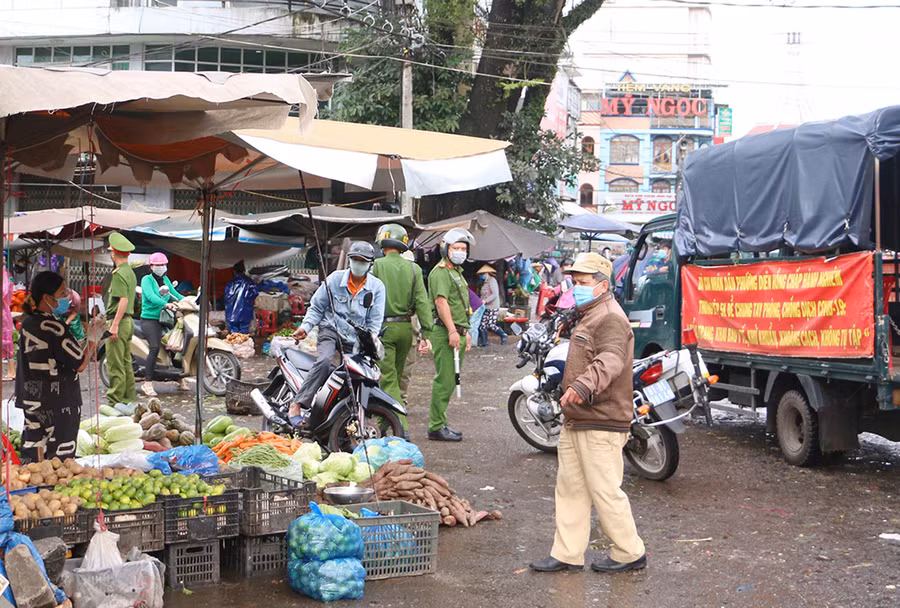 Lực lượng chức năng phường Diên Hồng ra quân nhắc nhở, xử lý các trường hợp vị phạm. Ảnh: Quang Tấn