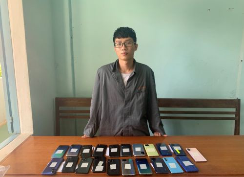 Tuấn cùng số điện thoại đã trộm cắp tại cơ quan công an. ẢNH: CÔNG AN CUNG CẤP Tuấn cùng số điện thoại đã trộm cắp tại cơ quan công an. ẢNH: CÔNG AN CUNG CẤP