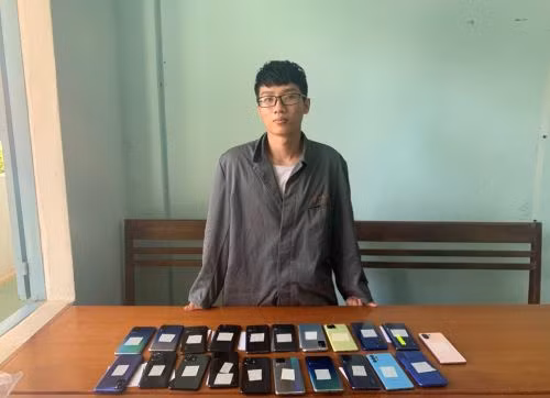 Tuấn cùng số điện thoại đã trộm cắp tại cơ quan công an. ẢNH: CÔNG AN CUNG CẤP