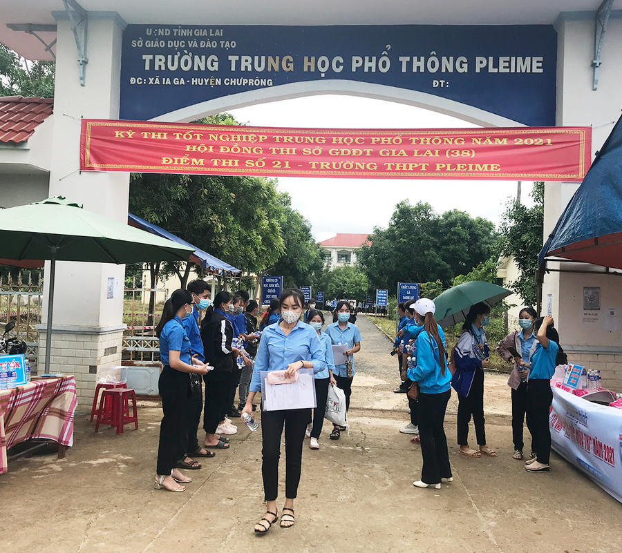 Đoàn viên, thanh niên tình nguyện 5 xã và đoàn viên của Trường Pleime Pleime (xã Ia Ga, huyện Chư Prông) phát nước uống cho từng thí sinh. Ảnh: Nguyễn Diệp Đoàn viên thanh niên tình nguyện 5 xã và đoàn viên của Trường Pleime Pleime (xã Ia Ga, huyện Chư Prông) phát nước uống cho từng thí sinh. Ảnh: Nguyễn Diệp