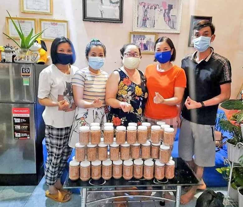Các thành viên CLB Tấm lòng vàng An Khê làm muối đậu phộng, muối lá é gửi tặng người dân ở vùng dịch TP. Hồ Chí Minh. Ảnh: Thủy Bình