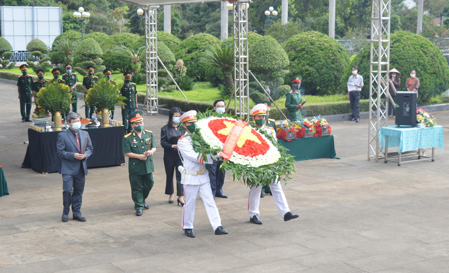 Các đại biểu dâng hoa, dâng hương các anh hùng, liệt sĩ. Ảnh: Anh Huy