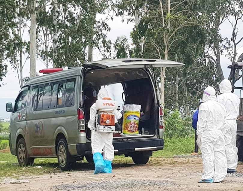 Lực lượng chức năng phun khử khuẩn xe cứu thương chở thi thể ông Đ.V.T. (thôn Thắng Lợi 1, xã Ia Sol, huyện Phú Thiện) về quê an táng.Ảnh.Vũ Chi