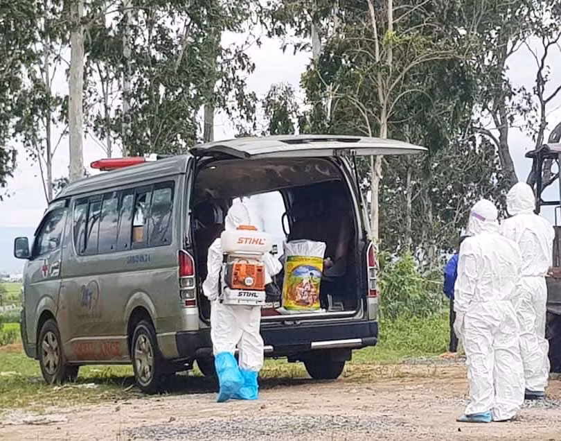 Lực lượng chức năng phun khử khuẩn xe cứu thương chở thi thể ông Đ.V.T. (thôn Thắng Lợi 1, xã Ia Sol, huyện Phú Thiện) về quê an táng.Ảnh.Vũ Chi
