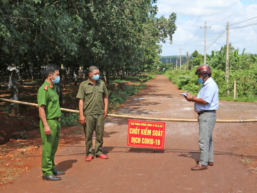 Một chốt kiểm soát dịch Covid-19 tại làng Blút Roh (xã Al Bá, huyện Chư Sê). Ảnh: Nguyễn Diệp
