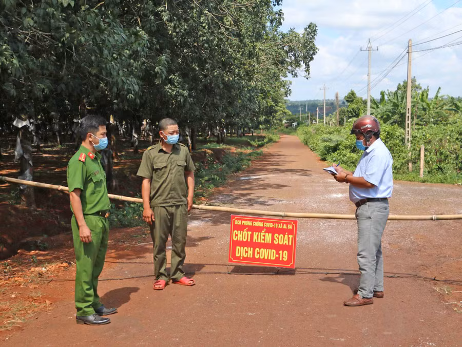 Một chốt kiểm soát dịch Covid-19 tại làng Blút Roh (xã Al Bá, huyện Chư Sê). Ảnh: Nguyễn Diệp