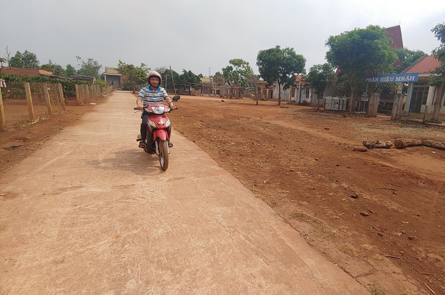 Một góc làng Mrăh (xã Kdang). Ảnh: RÔ HOK