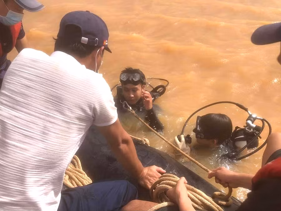  Lực lượng cứu hộ gặp nhiều khó khăn trong công tác tìm kiếm nạn nhân. Ảnh: Văn Ngọc